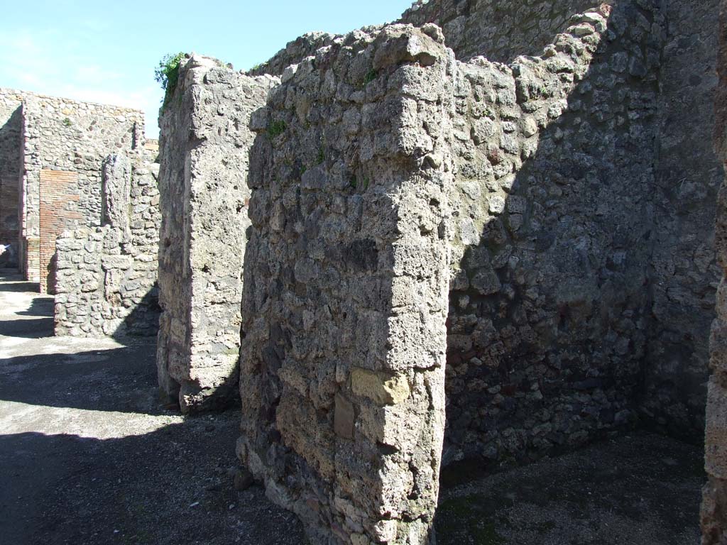 V.1.23 Pompeii. March 2009. Doorways to rooms 2, 3 and 4 on south side of atrium.
