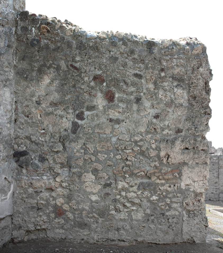 V.1.23 Pompeii. Room “d”, ala, west wall. Photo by Hans Thorwid.
Photo courtesy of the Swedish Pompeii Project.