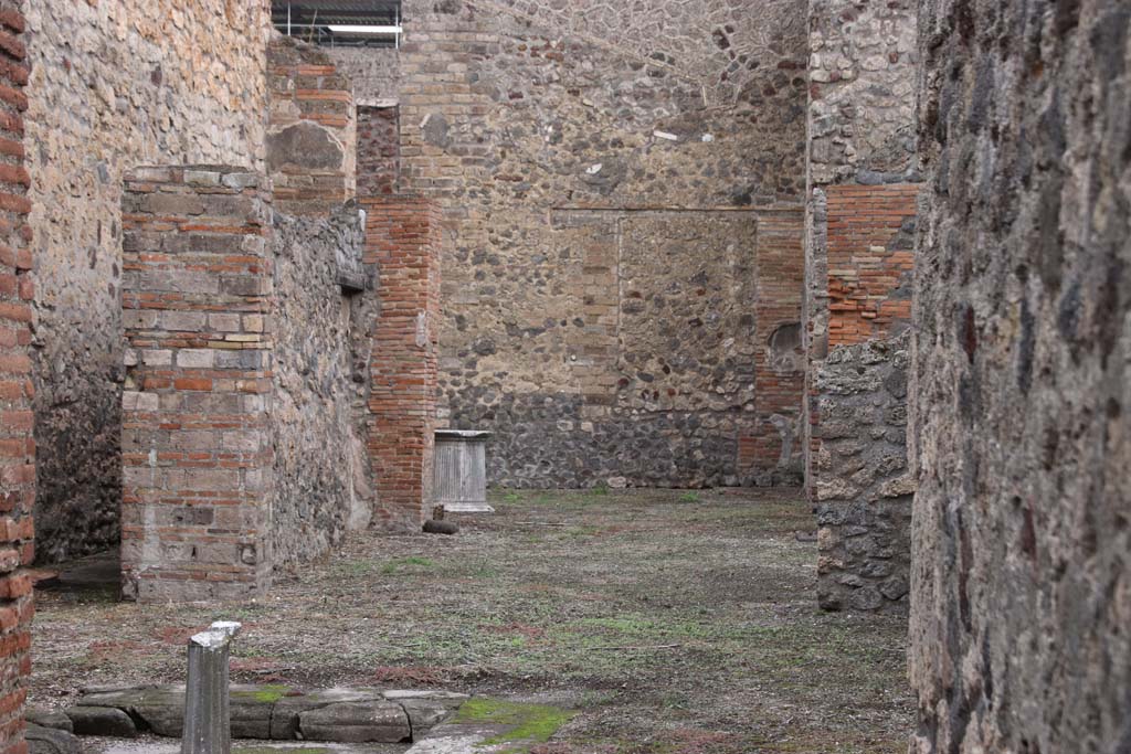 V.1.23 Pompeii. October 2020. 
Room “e”, tablinum. Looking east across atrium into tablinum and through to rear. Photo courtesy of Klaus Heese.