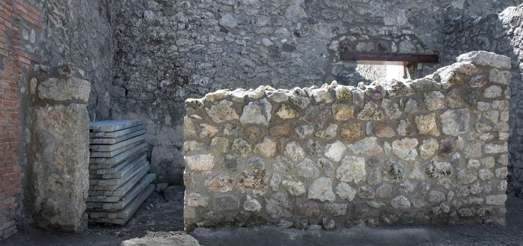 V.1.23 Pompeii. Room “e”, tablinum. Looking towards south wall. Photo by Hans Thorwid.
Photo courtesy of the Swedish Pompeii Project.