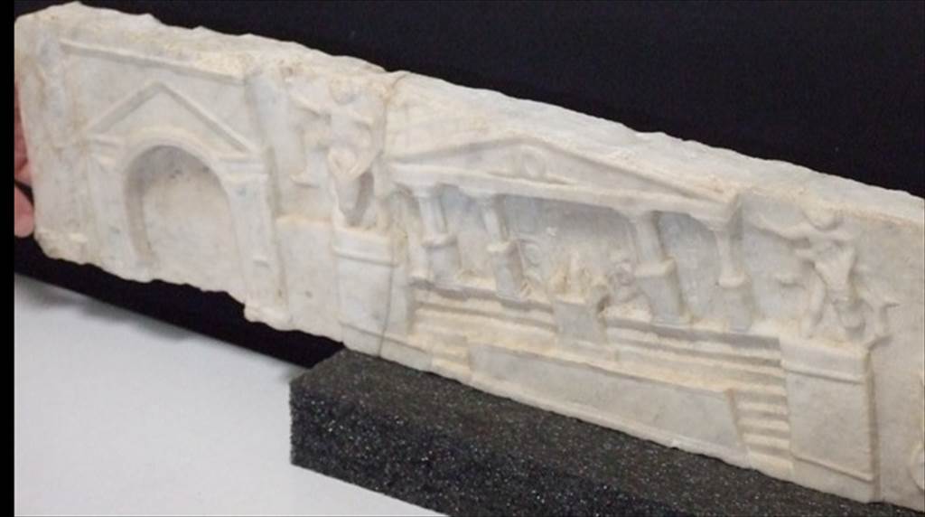 V.1.26 Pompeii.  Marble slab from side of household altar in Atrium.  Detail of scenes of the Forum in the earthquake of AD62.  SAP inventory number 20470.