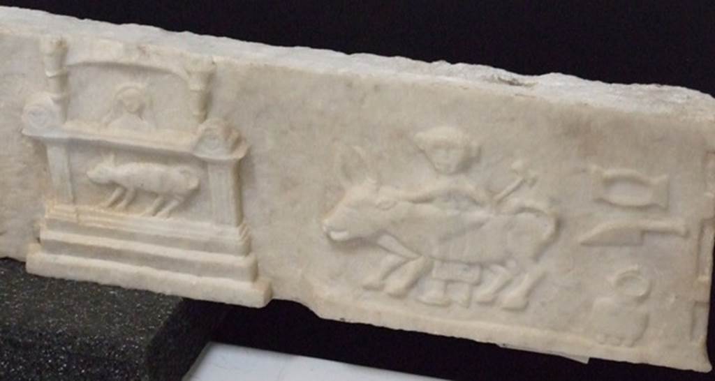 V.1.26 Pompeii.  Marble slab from side of household altar in Atrium.  Detail of scenes of the Forum in the earthquake of AD62.  SAP inventory number 20470.