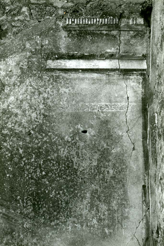 V.1.26 Pompeii. 1968. 
Domus L. Caecili Iucundi, 2nd room left of atrium, (room “d”), S wall, right side by corners.   
Photo courtesy of Anne Laidlaw.
American Academy in Rome, Photographic Archive. Laidlaw collection _P_68_9_3.
American Academy in Rome, Photographic Archive. Laidlaw collection _P_68_9_3.