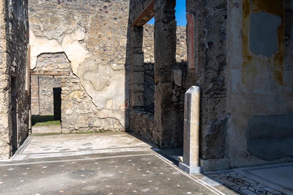 V.1.26 Pompeii. October 2023. 
Room “e”, north ala in north-east corner of atrium, with corridor “k” to rear and north wall of tablinum “i”, centre right. Photo courtesy of Johannes Eber.