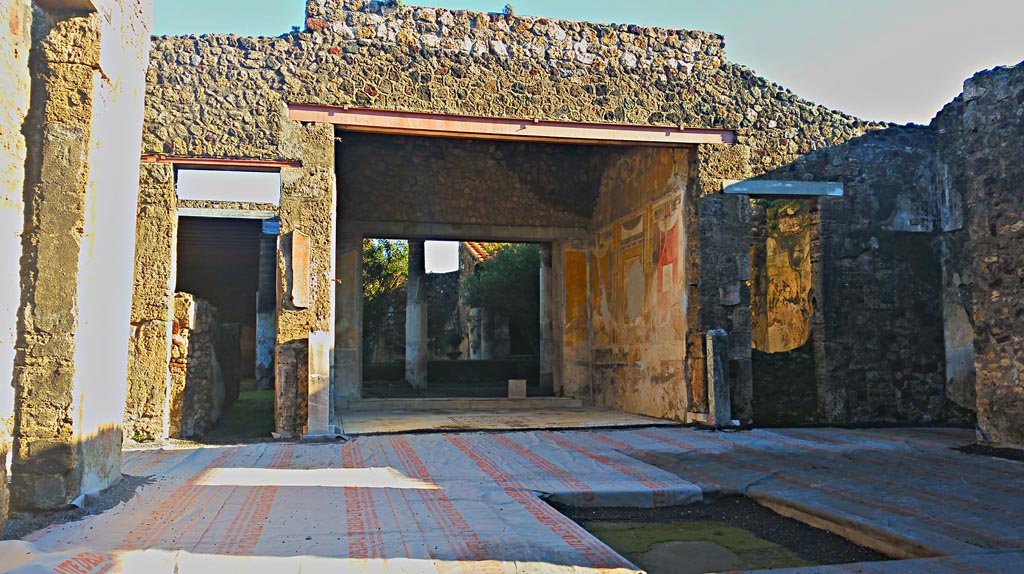 V.1.26 Pompeii. December 2019. 
Looking towards south wall of tablinum “i”, from north side of atrium. Photo courtesy of Giuseppe Ciaramella.