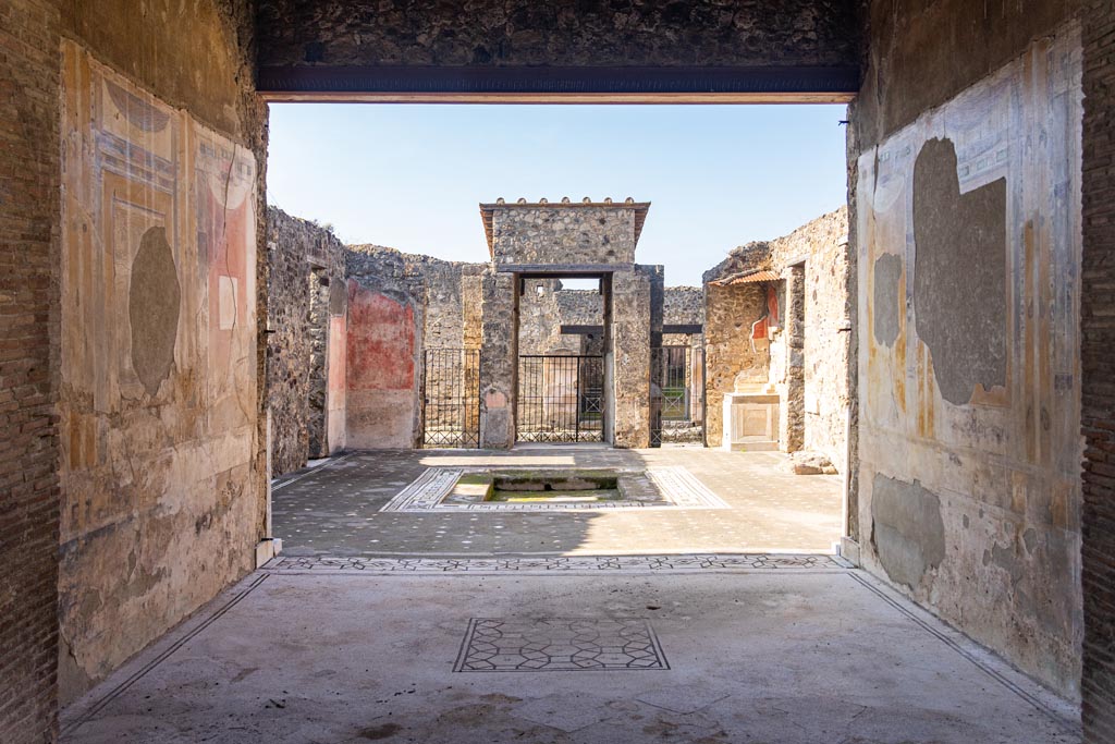 V.1.26 Pompeii. October 2023. 
Room “i”, looking west from tablinum, across atrium towards entrance doorway. Photo courtesy of Johannes Eber.