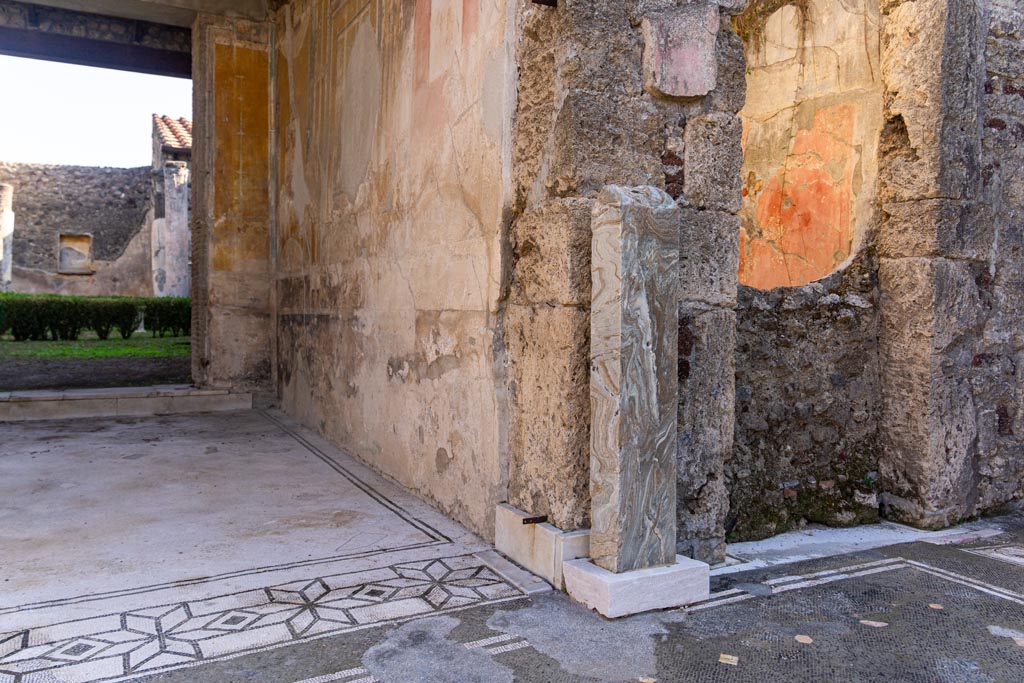 V.1.26 Pompeii. October 2023. 
Room “i”, looking towards west end of south wall of tablinum, and empty pillar for herm/bust. Photo courtesy of Johannes Eber.