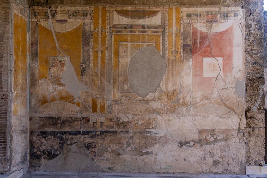 V.1.26 Pompeii. October 2023. Room “i”, south wall of tablinum. Photo courtesy of Johannes Eber.
