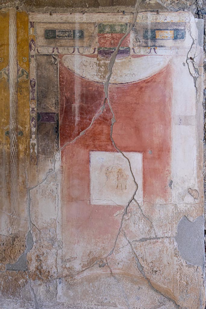 V.1.26 Pompeii. October 2023. 
Room “i”, detail of panel at west end of south wall of tablinum. Photo courtesy of Johannes Eber.