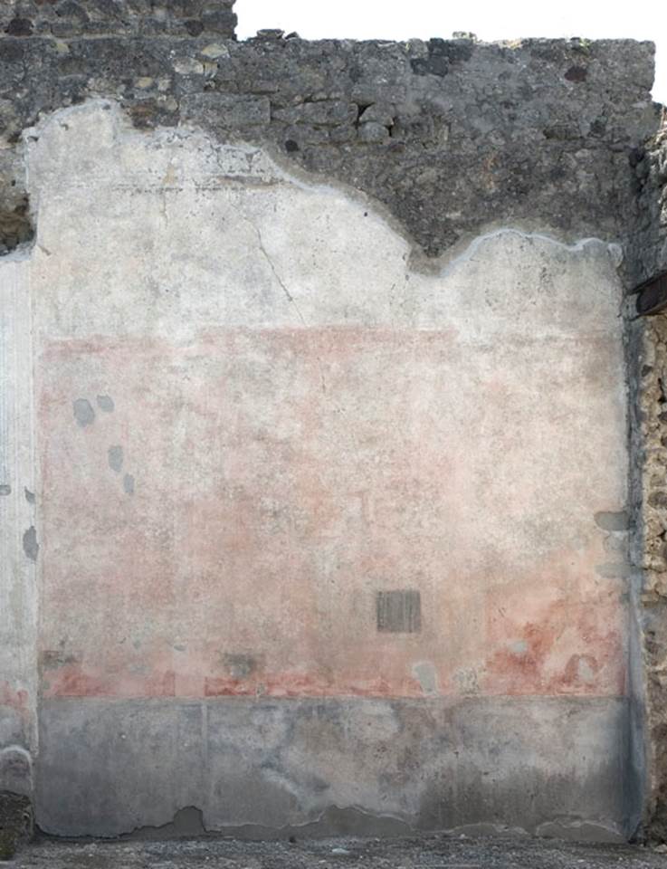 V.1.26 Pompeii. c.2003-2007. 
South wall of west portico outside of room “u” on south side of tablinum. Photo by Hans Thorwid.
Photo courtesy of The Swedish Pompeii Project.