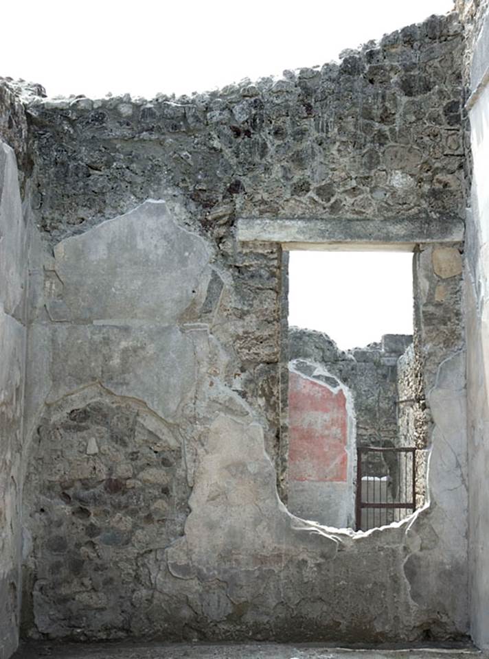 V.1.26 Pompeii. c.2003-2007. 
Room “u”, west wall of room on the south side of tablinum. Photo by Hans Thorwid.
Photo courtesy of The Swedish Pompeii Project.