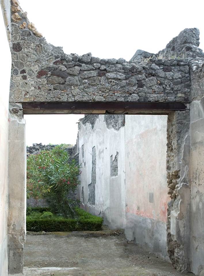 V.1.26 Pompeii. c.2003-2007. 
Room “u”, east wall of room on the south side of tablinum, with doorway to portico. Photo by Hans Thorwid.
Photo courtesy of The Swedish Pompeii Project.