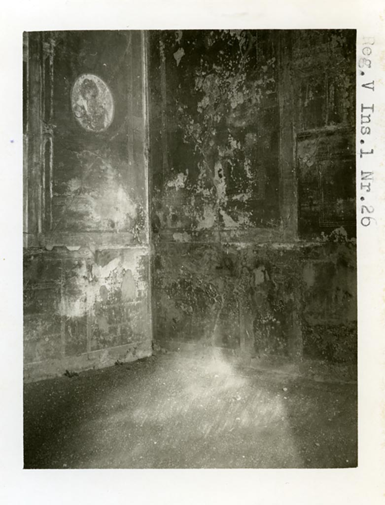 V.1.26 Pompeii. Pre-1937-39. Room “o”, looking towards north-east corner.
Photo courtesy of American Academy in Rome, Photographic Archive. Warsher collection no. 1824b.