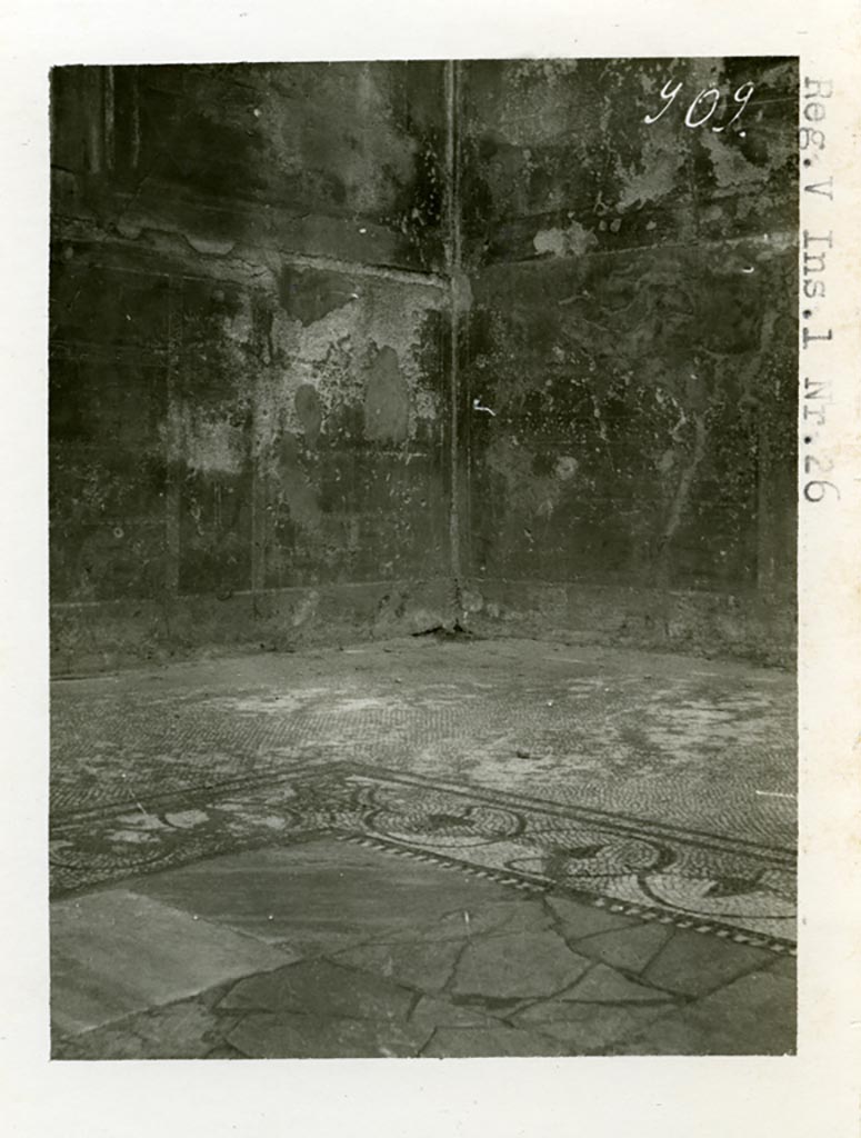 V.1.26 Pompeii. Pre-1937-39. 
Room “o”, looking towards north-east corner, and detail of border around central emblema in flooring.
Photo courtesy of American Academy in Rome, Photographic Archive. Warsher collection no. 909.