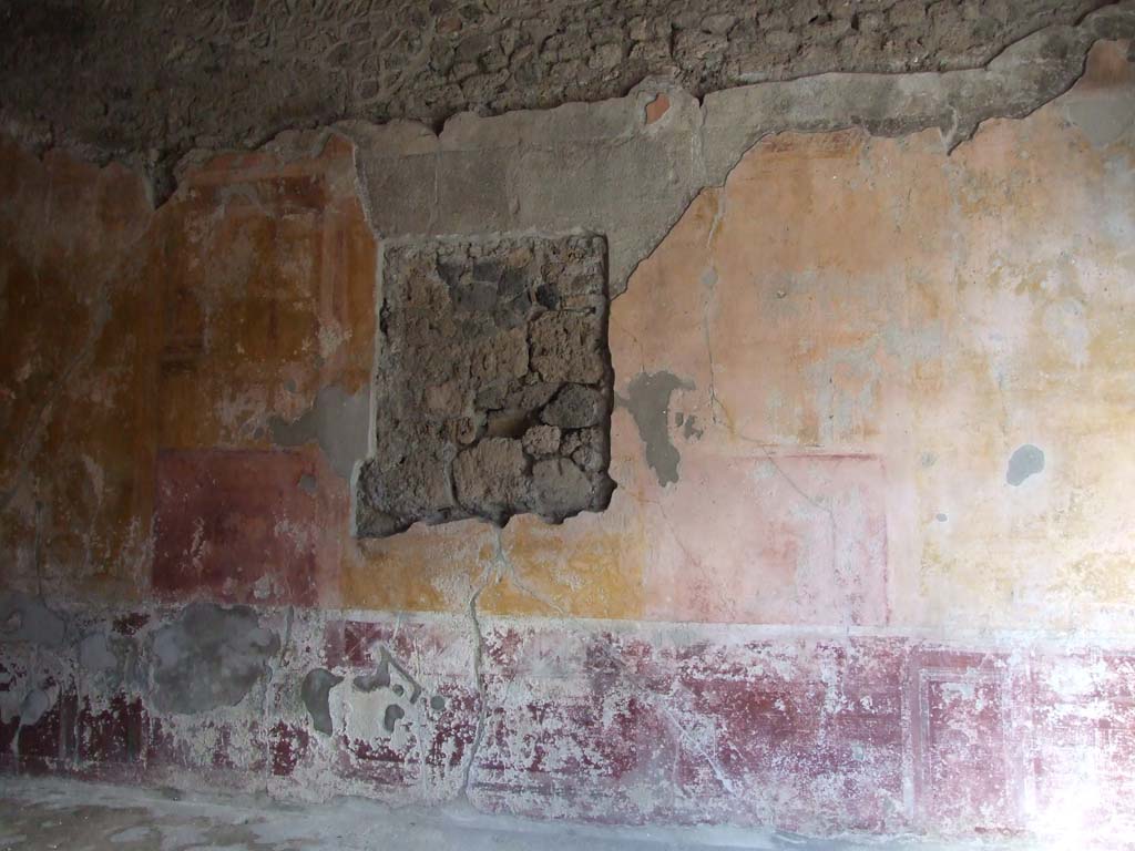 V.1.26 Pompeii. March 2009. Room “o”, east wall of triclinium.