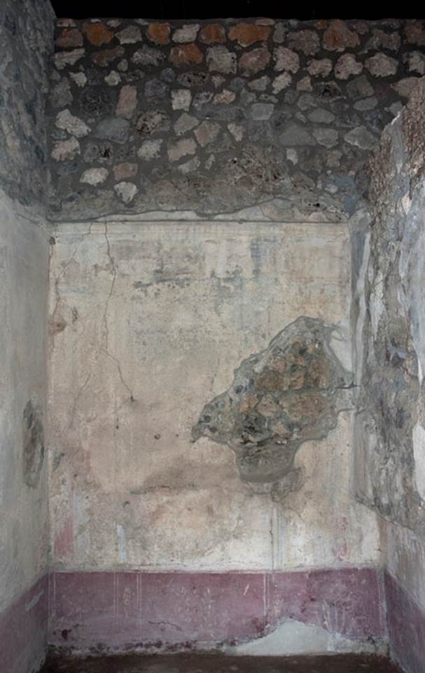 V.1.26 Pompeii. c.2003-2007.  
Room “p”, north wall at west end. Photo by Hans Thorwid.
Photo courtesy of The Swedish Pompeii Project.