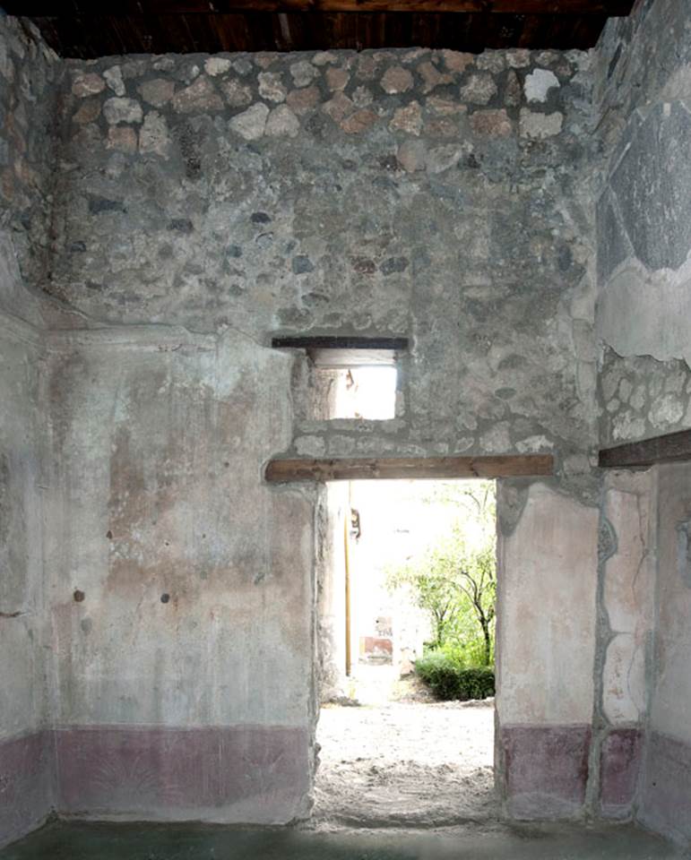 V.1.26 Pompeii. c.2003-2007.  
Room “p”, south wall with doorway to north portico. Photo by Hans Thorwid.
Photo courtesy of The Swedish Pompeii Project.