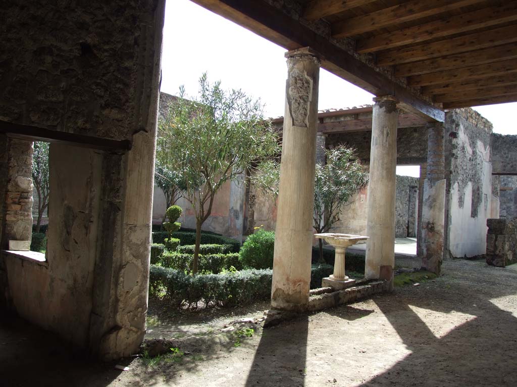 V.1.26 Pompeii. March 2009. Room L, looking south-west across the peristyle garden.