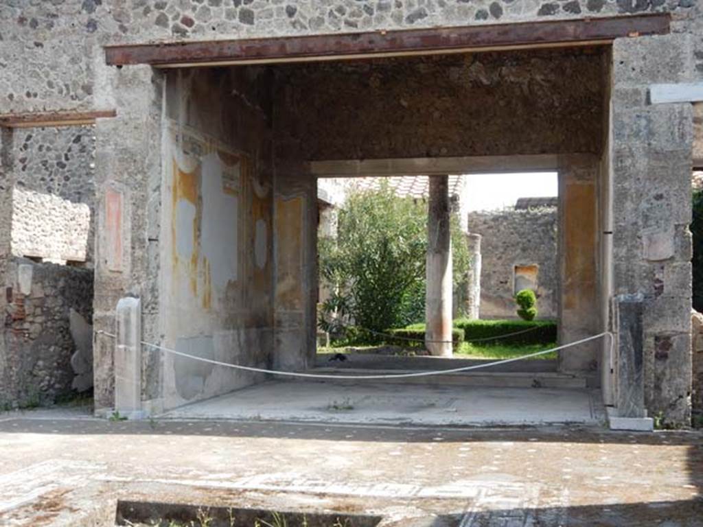 V.1.26 Pompeii. May 2015. 
Room i, tablinum, with 2 empty pillars for herm/busts. Looking east to peristyle garden. Photo courtesy of Buzz Ferebee.