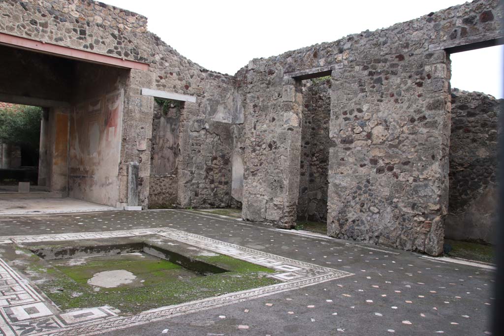 V.1.26 Pompeii. October 2020. 
Looking south-east towards Tablinum i, Room u, Ala room h, rooms g and f. Photo courtesy of Klaus Heese.