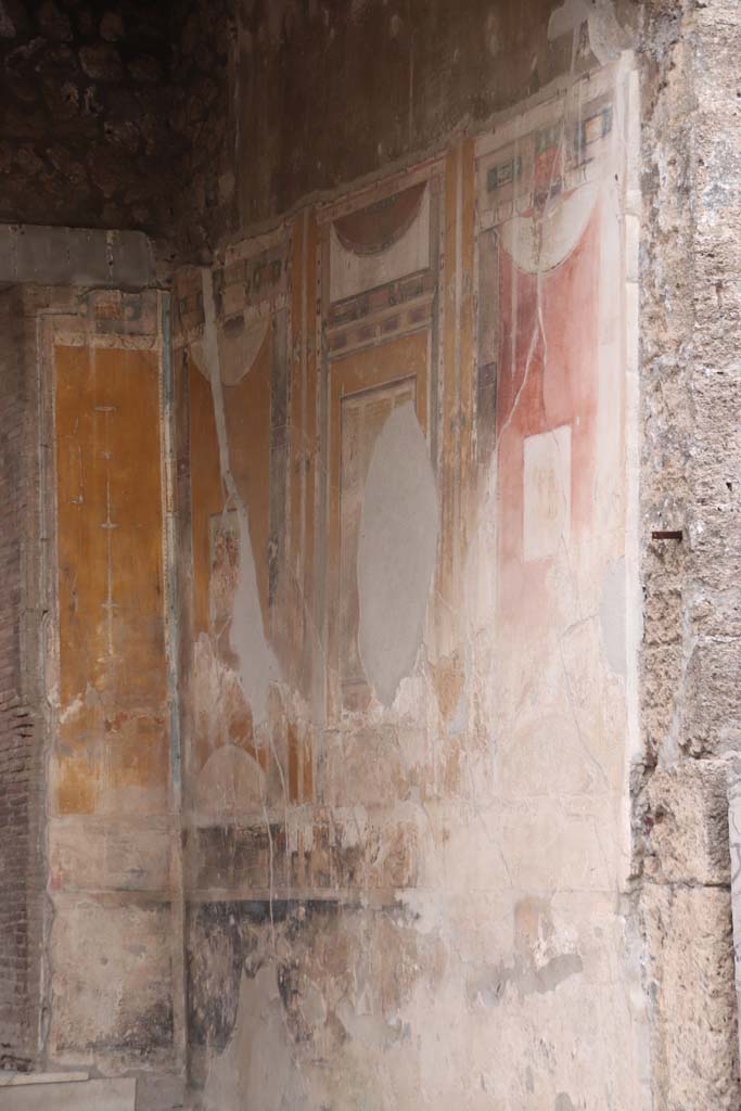 V.1.26 Pompeii. October 2020. Room i, looking towards south wall of tablinum.
Photo courtesy of Klaus Heese.