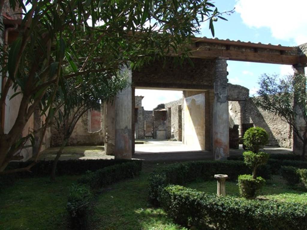 V.1.26 Pompeii. March 2009. Room l, peristyle garden looking west through tablinum to the atrium.
On one side can be seen an ornately fluted marble basin.