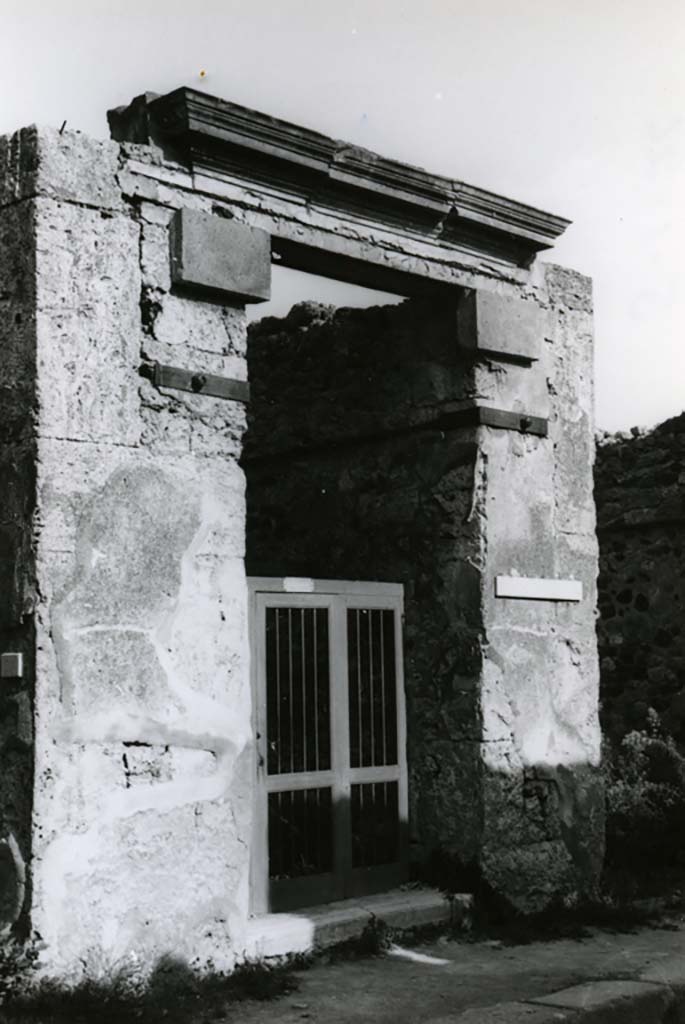 V.1.26 Pompeii. 1968. Domus L. Caecili Iucundi, entrance. Photo courtesy of Anne Laidlaw.
American Academy in Rome, Photographic Archive. Laidlaw collection _P_68_6_9.