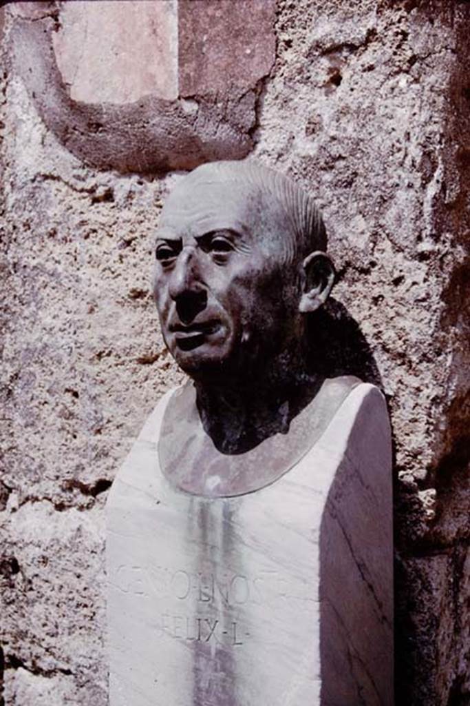 V.1.26 Pompeii. 1964. 
Room “b”, atrium. Reproduction bronze herm bust. Photo by Stanley A. Jashemski.
Source: The Wilhelmina and Stanley A. Jashemski archive in the University of Maryland Library, Special Collections (See collection page) and made available under the Creative Commons Attribution-Non-Commercial License v.4. See Licence and use details.
J64f0882