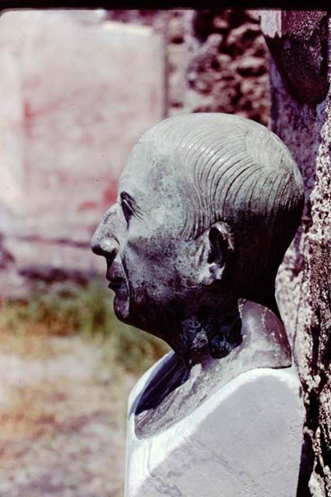 V.1.26 Pompeii, 1978. Room “b”, atrium. Reproduction bronze herm bust. Photo by Stanley A. Jashemski.   
Source: The Wilhelmina and Stanley A. Jashemski archive in the University of Maryland Library, Special Collections (See collection page) and made available under the Creative Commons Attribution-Non-Commercial License v.4. See Licence and use details.
J78f0213