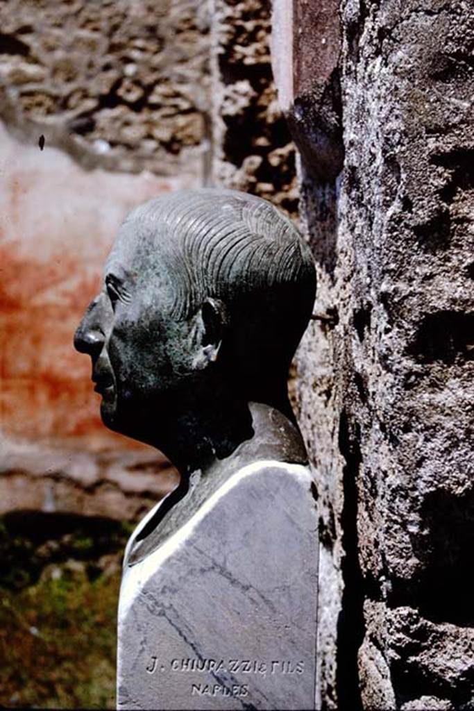 V.1.26 Pompeii. 1964.  Room “b”, atrium. Reproduction bronze herm bust. Photo by Stanley A. Jashemski.
Source: The Wilhelmina and Stanley A. Jashemski archive in the University of Maryland Library, Special Collections (See collection page) and made available under the Creative Commons Attribution-Non-Commercial License v.4. See Licence and use details.
J64f1536