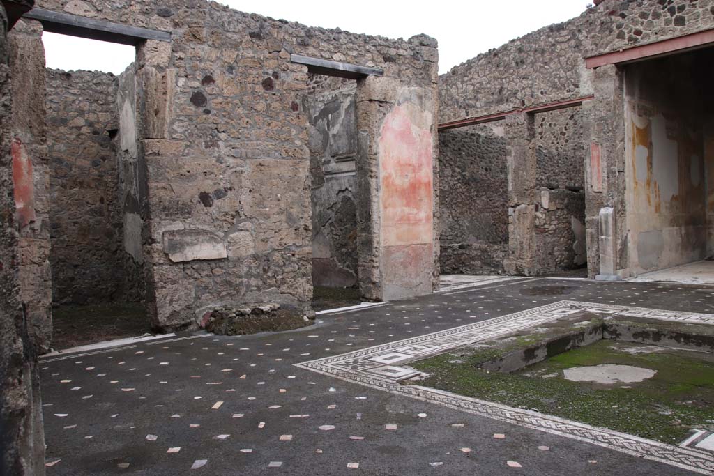 V.1.26 Pompeii. October 2020. Room “b”, atrium. Looking north-east to rooms, “c”, “d” and “e”.  
The remains of the base for the money chest are between the two cubicula, rooms “c” and “d”. Photo courtesy of Klaus Heese.