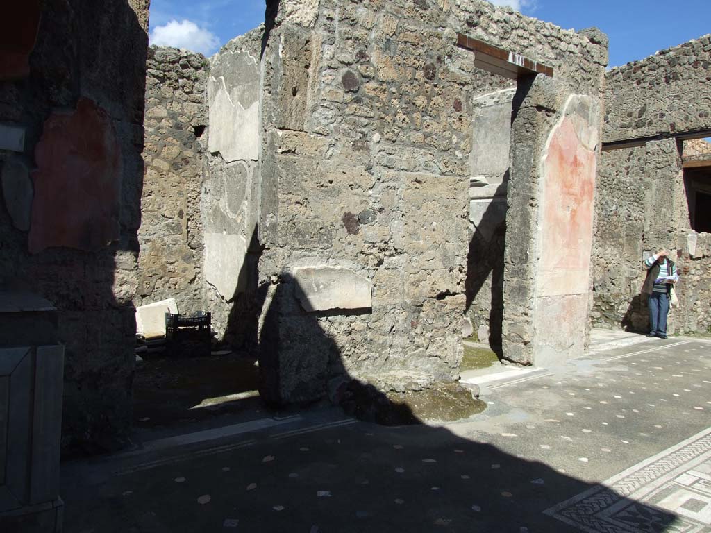 V.1.26 Pompeii. March 2009. Room “b”, atrium. Looking north-east to rooms, “c”, “d” and “e”.  
The remains of the base for the money chest are between the two cubicula, rooms “c” and “d”.
