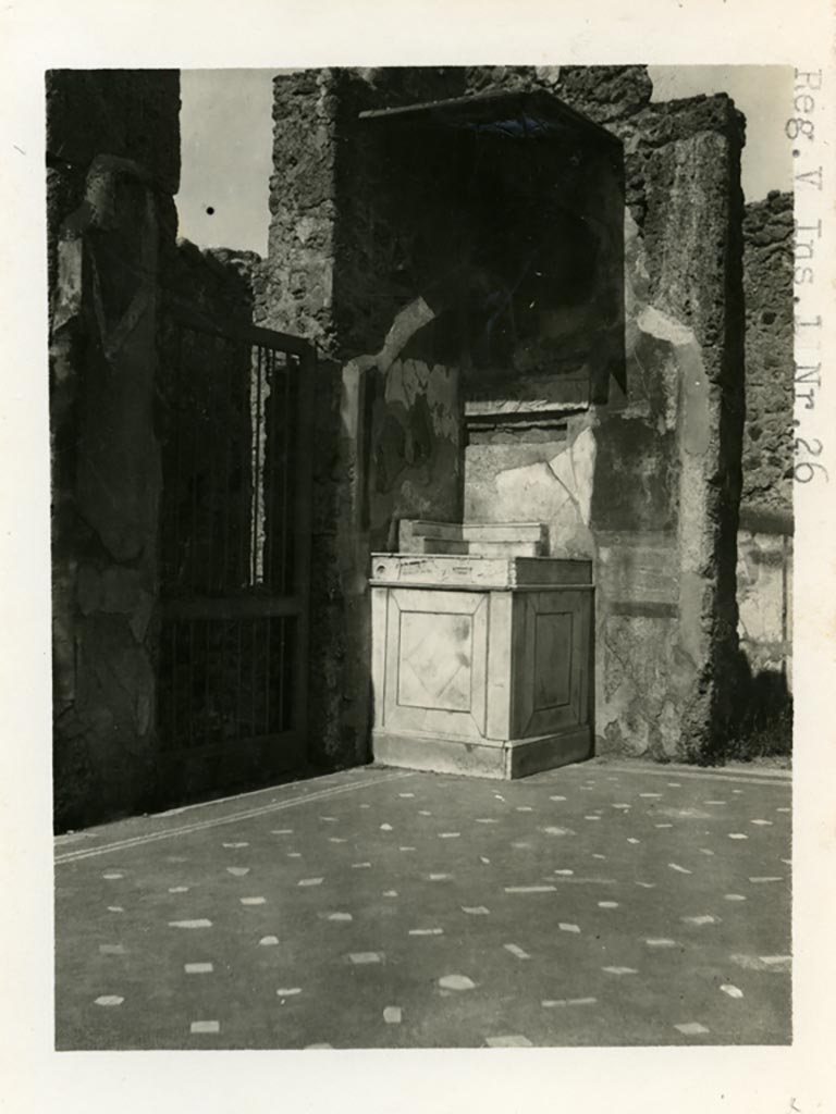 V.1.26 Pompeii. Pre-1937-39. Room “b”, atrium. Looking towards north-west corner, with marble lararium.
Photo courtesy of American Academy in Rome, Photographic Archive. Warsher collection no. 1562.