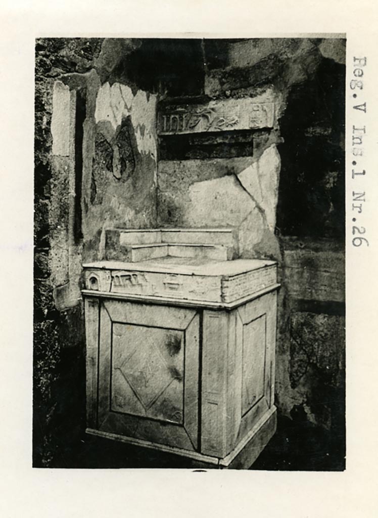 V.1.26 Pompeii. Pre-1937-39. Room “b”, atrium, north-west corner, with marble lararium.
Pre-1937-39. Photo courtesy of American Academy in Rome, Photographic Archive. Warsher collection no. 1553