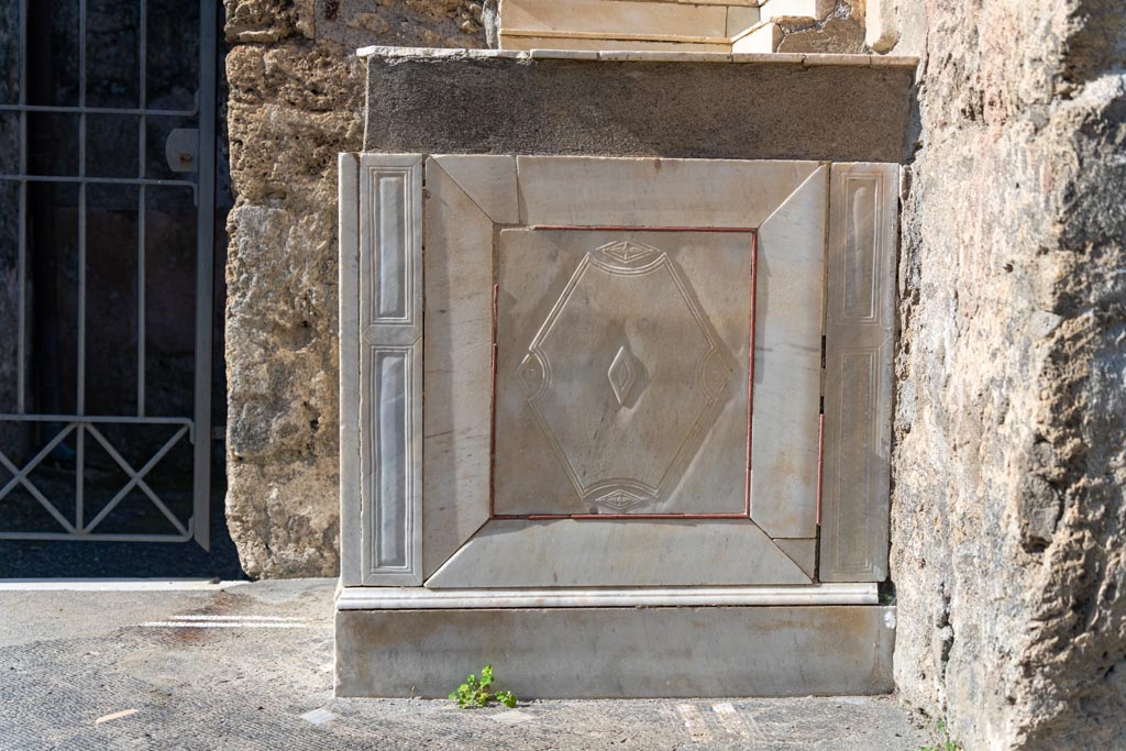 V.1.26 Pompeii. October 2023. Looking towards base of altar on east side. Photo courtesy of Johannes Eber.