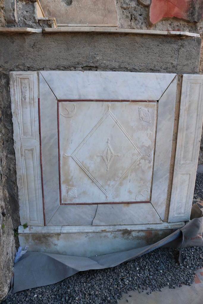 V.1.26 Pompeii. December 2018. Base of altar on south side. Photo courtesy of Aude Durand