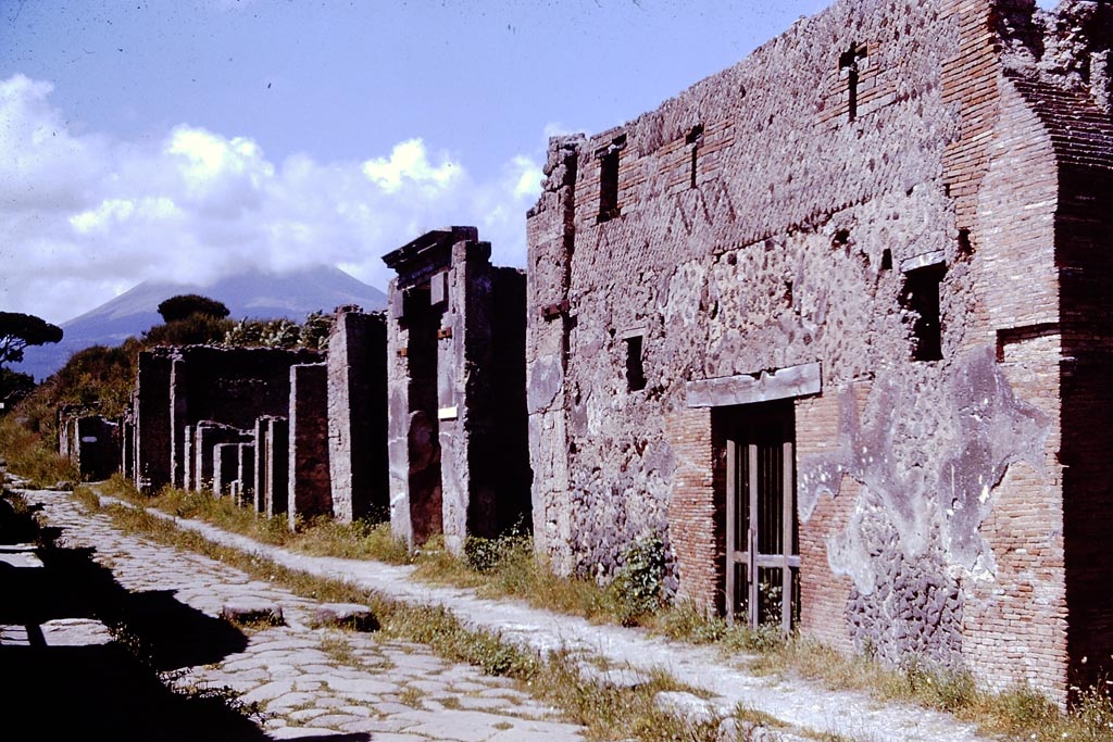 V.1.28 Pompeii, on right. 1961. Looking north along the east side of Via del Vesuvio. Photo by Stanley A. Jashemski.
Source: The Wilhelmina and Stanley A. Jashemski archive in the University of Maryland Library, Special Collections (See collection page) and made available under the Creative Commons Attribution-Non-Commercial License v.4. See Licence and use details.
J61f0364