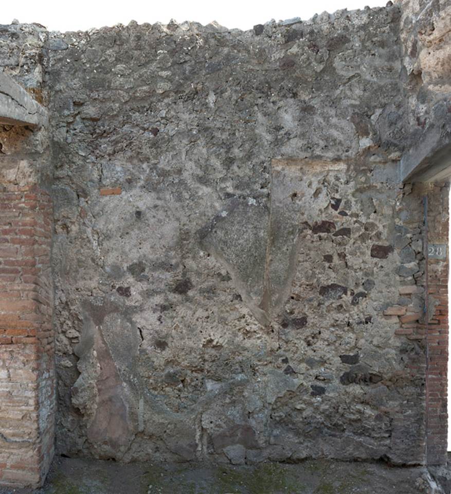 V.1.28 Pompeii. c.2008-10. Photo by Hans Thorwid.
Looking towards south side of entrance fauces/corridor “a”, with niche.
Photo courtesy of The Swedish Pompeii Project.