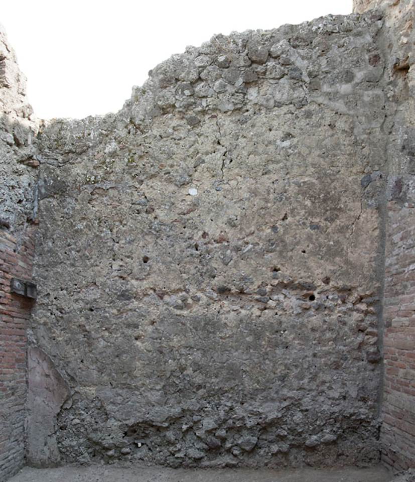 V.1.28 Pompeii. c.2008-10.  
South wall in room “c”, a room with doorway from corridor “h”. Photo by Hans Thorwid.
Photo courtesy of The Swedish Pompeii Project.