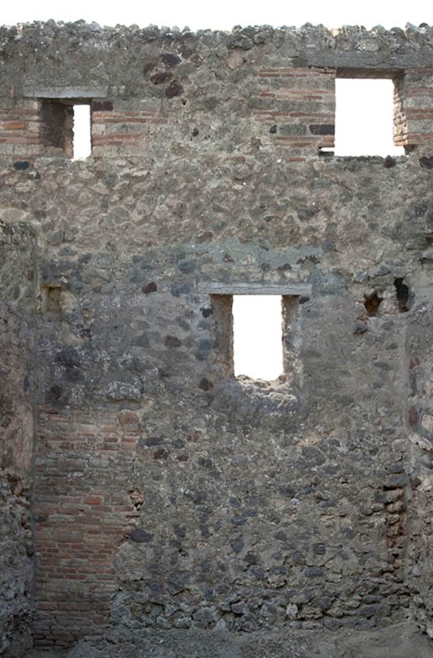 V.1.28 Pompeii. c.2008-10.  
West wall in room “c”, a room with doorway from corridor “h”. Photo by Hans Thorwid.
Photo courtesy of The Swedish Pompeii Project.