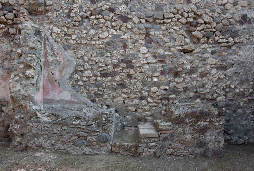 V.1.28 Pompeii. c.2008-10. East wall of atrium/room “b”. Photo by Hans Thorwid.
Photo courtesy of The Swedish Pompeii Project.