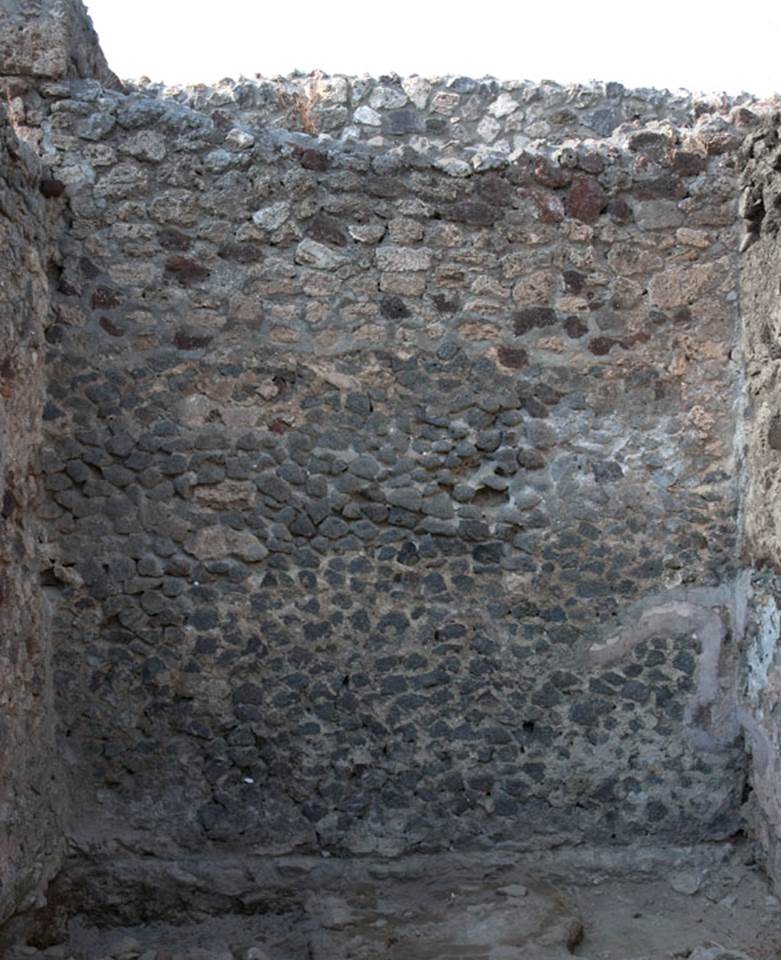 V.1.28 Pompeii. c.2008-10.  
North wall of room “d”, a room on north side of room “b”. Photo by Hans Thorwid.
Photo courtesy of The Swedish Pompeii Project.