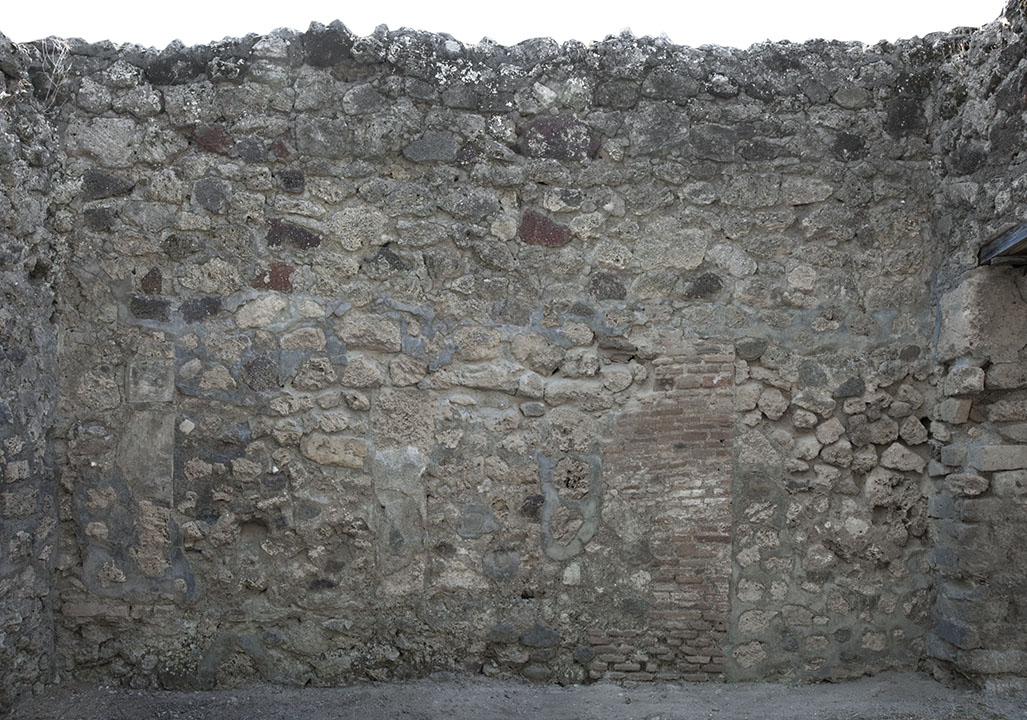 V.1.28 Pompeii. c.2008-10. West wall of room “f”. Photo by Hans Thorwid.
Photo courtesy of The Swedish Pompeii Project.