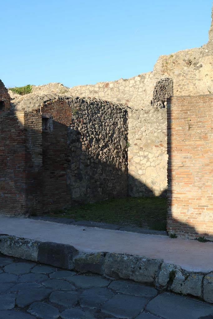 V.1.30 Pompeii. March 2018. 
Entrance doorway, looking east from Via del Vesuvio. Photo courtesy of Aude Durand.