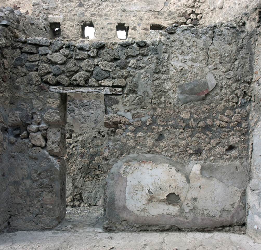 V.1.31 Pompeii. c.2009.  
North wall of rear room 2, with doorway to corridor 3. Photo by Hans Thorwid.
Photo courtesy of The Swedish Pompeii Project.