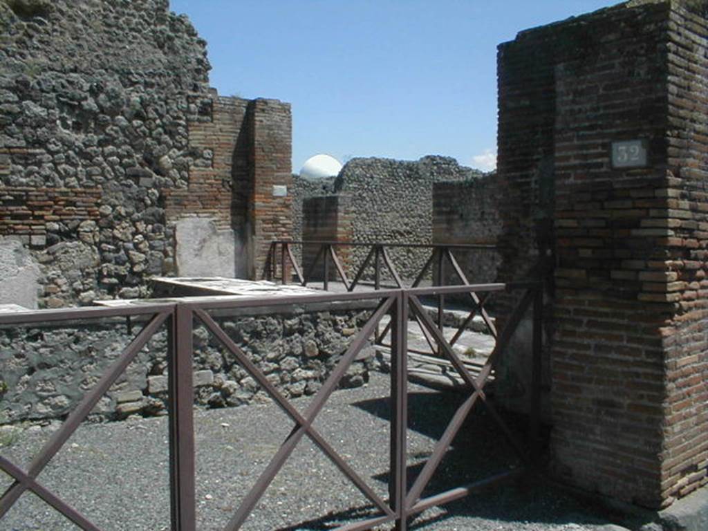 V.1.32 Pompeii. May 2005. Looking across caupona from Via del Vesuvio to entrance V.1.1 on Via di Nola.