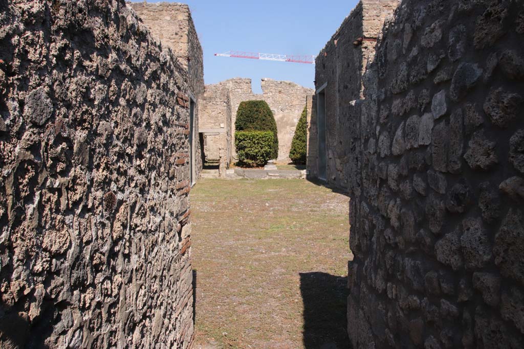 V.2.1 Pompeii. September 2021. 
Looking north from the entrance corridor/fauces across the atrium and site of impluvium to the garden area. Photo courtesy of Klaus Heese.