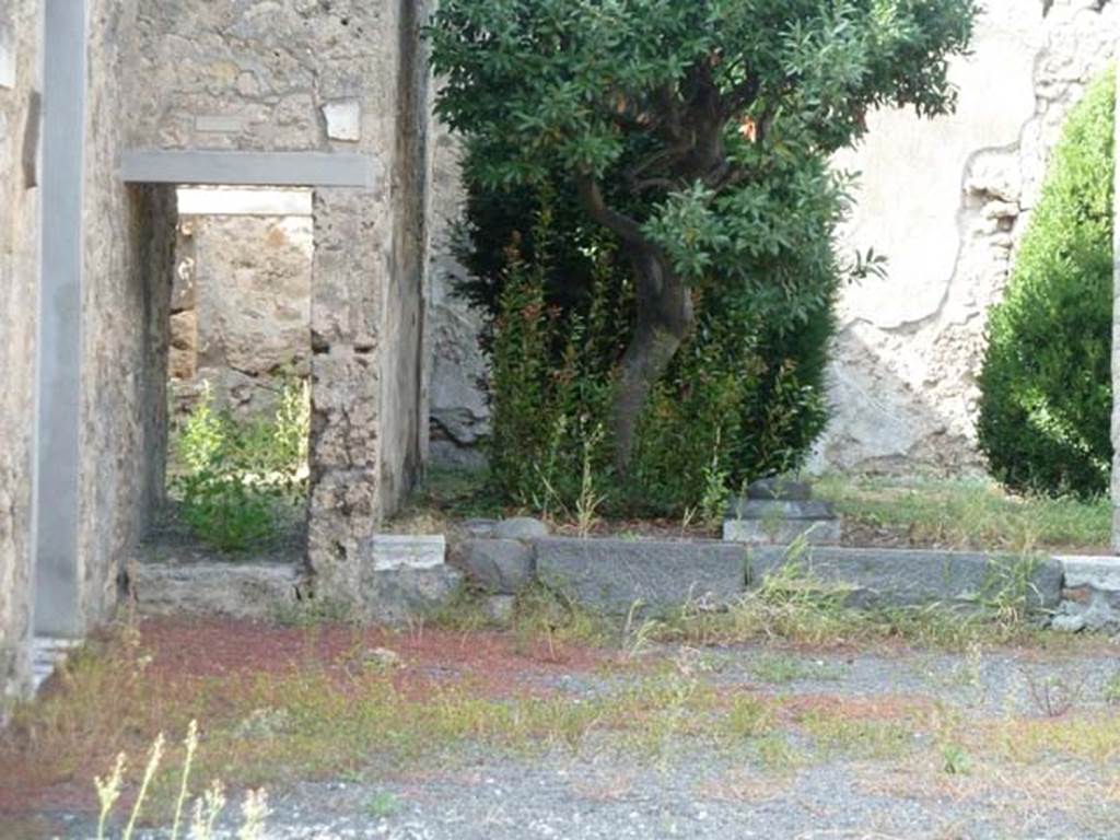 V.2.1 Pompeii. September 2015. Corridor to kitchen area, on left, and garden area, on right.