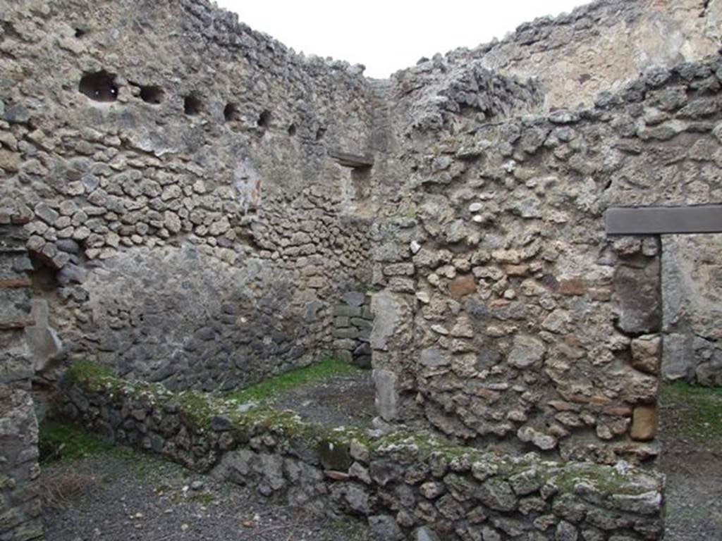 V.2.1 Pompeii. December 2007. Room 12, small room or storeroom in north-west corner of house, with window onto vicolo in west wall.
(BdI room no. “w”).