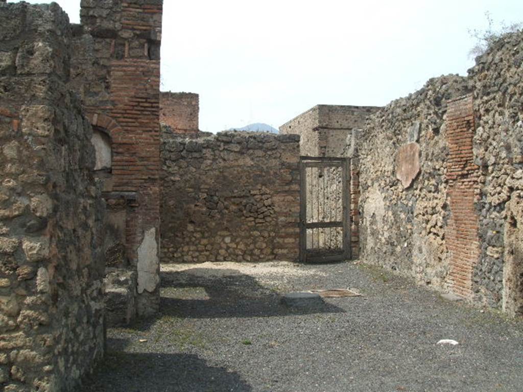 V.2.1 Pompeii. May 2005. Looking north across shop-room towards an entrance corridor (numbered “h” on BdI plan).